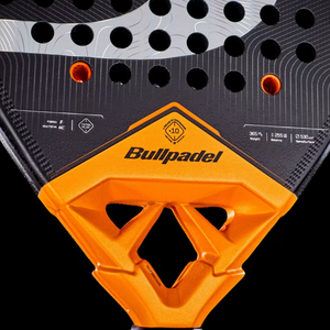 Bullpadel Vertex 05 Comfort 2027, close-up of the Vertex Core heart and the spec stamp